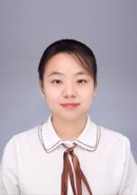 穿着衬衫的小孩 描述已自动生成