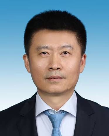 穿着西装的男人 AI 生成的内容可能不正确。