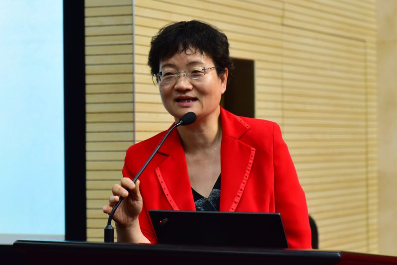 (中华女子学院副院长刘梦进行主旨发言)