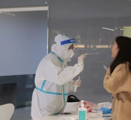 图片包含 人, 室内, 桌子, 女人

描述已自动生成